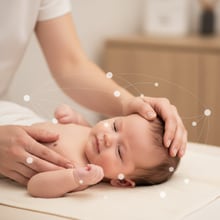אינפוגרפיקה המסבירה על אוסטאופתיה לתינוקות, האתגרים הנפוצים וכיצד הטיפול מותאם לעולמם.