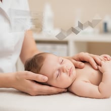 אינפוגרפיקה המסבירה על אוסטאופתיה לתינוקות, התאמת הטיפול לעולמם והאתגרים הנפוצים.